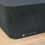 Imagen del logo de Sennheiser en la Ambeo MAX