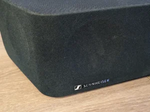 Imagen del logo de Sennheiser en la Ambeo MAX