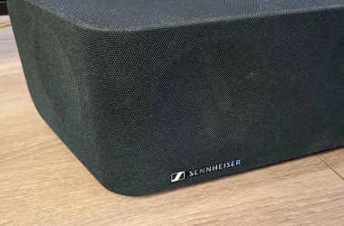 Imagen del logo de Sennheiser en la Ambeo MAX