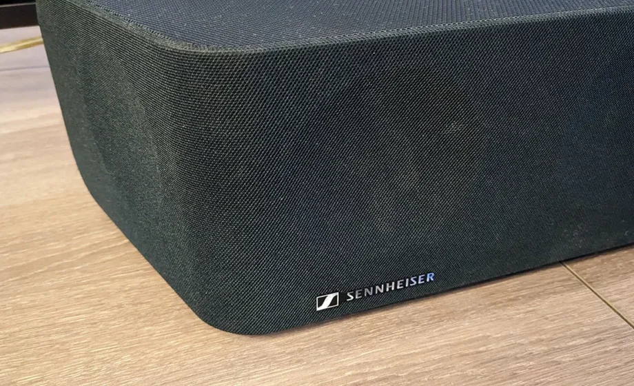 Imagen del logo de Sennheiser en la Ambeo MAX