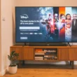 Imagen de una Smart TV moderna con la app de Disney Plus