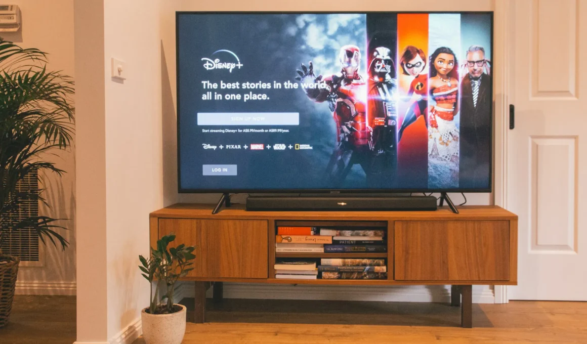 Imagen de una Smart TV moderna con la app de Disney Plus